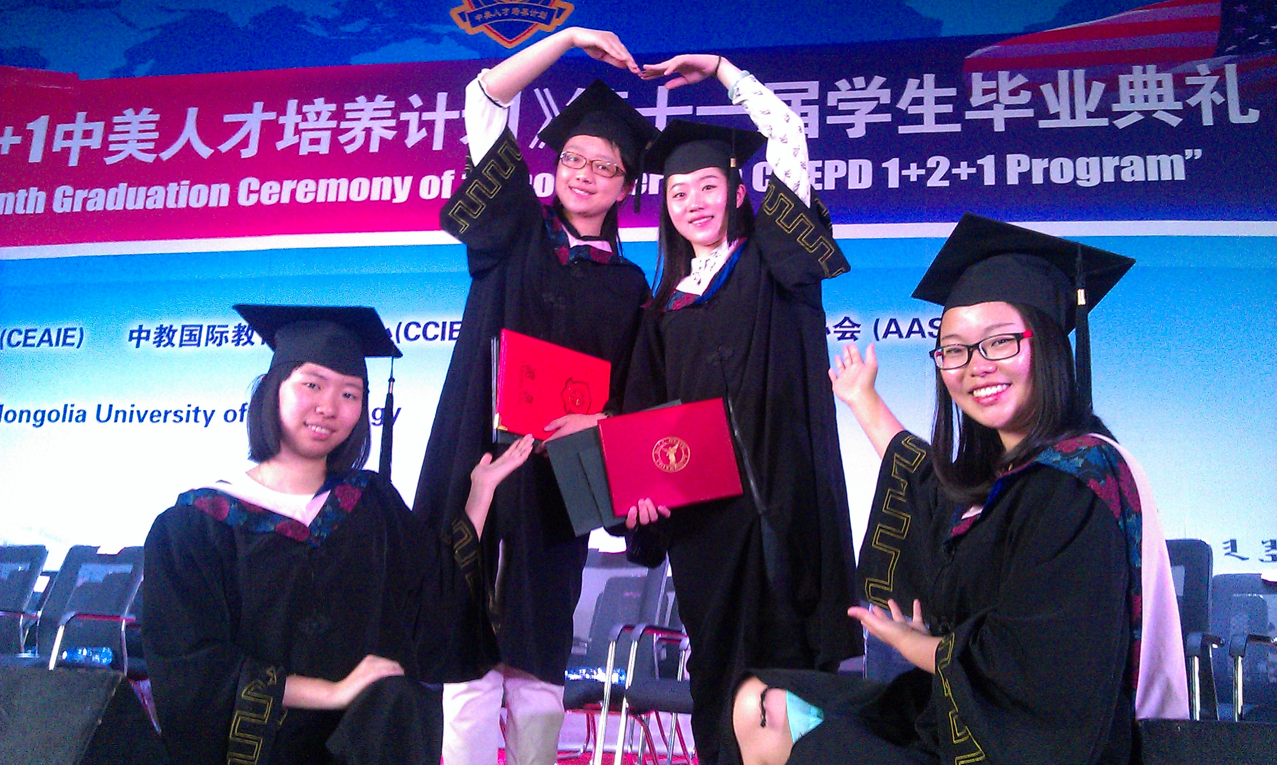 图为:我校四位本科生参加121项目第十一届毕业典礼( 2014年6月)